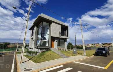 Imagem: A casa possui 3 Dormitórios, 2 Banheiros, 2 Vagas na garagem