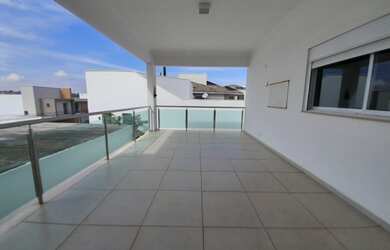 Imagem: A casa em condomínio possui 5 Dormitórios, 3 Banheiros, 4