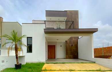 Imagem: A casa possui 3 Dormitórios, 2 Banheiros, 3 Vagas na garagem