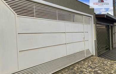 Imagem: A casa possui 3 Dormitórios, 1 Banheiro, 3 Vagas na garagem