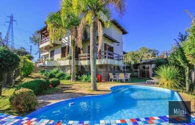 Imagem: A casa possui 4 Dormitórios, 5 Banheiros, 3 Vagas na garagem