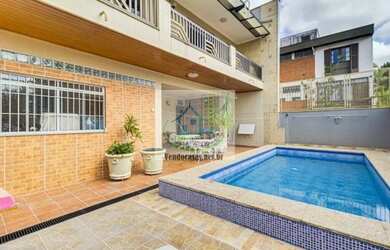 Imagem: A casa possui 4 Dormitórios, 5 Banheiros, 4 Vagas na garagem