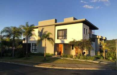 Imagem: A casa em condomínio possui 4 Dormitórios, 5 Banheiros, 4