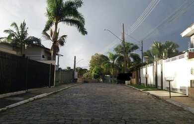 Imagem: A casa possui 3 Dormitórios, 3 Banheiros, 3 Vagas na garagem