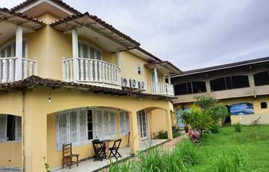 Imagem: A casa possui 5 Dormitórios, 1 Banheiro, 5 Vagas na garagem