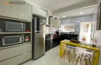 Imagem: O apartamento possui 2 Dormitórios, 1 Banheiro, 2 Vagas na