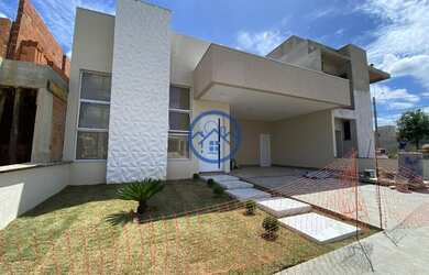 Imagem: A casa em condomínio possui 4 Dormitórios, 3 Banheiros, 4