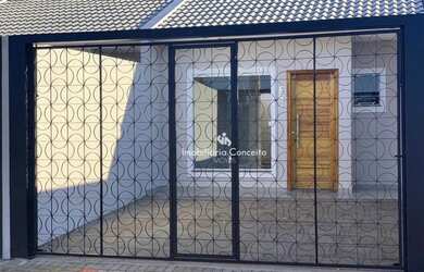 Imagem: A casa possui 3 Dormitórios, 1 Banheiro, 2 Vagas na garagem