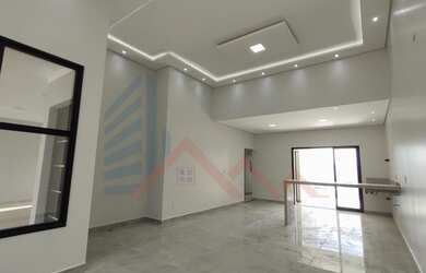 Imagem: A casa possui 3 Dormitórios, 2 Banheiros, 4 Vagas na garagem