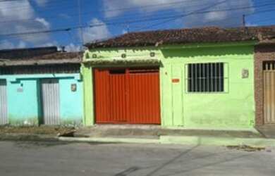 Imagem: A casa possui 3 Dormitórios, 1 Banheiro, 1 Vaga na garagem