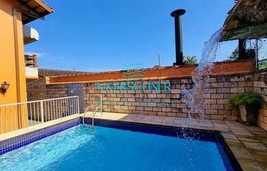 Imagem: A casa possui 5 Dormitórios, 5 Banheiros, 3 Vagas na garagem