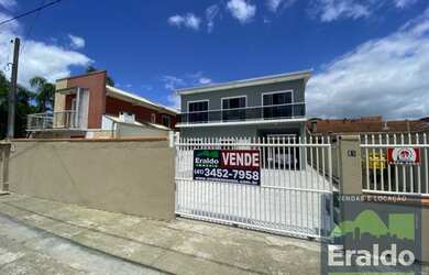 Imagem: A casa possui 5 Dormitórios, 2 Banheiros, 4 Vagas na garagem
