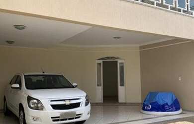 Imagem: A casa possui 3 Dormitórios, 1 Banheiro, 4 Vagas na garagem