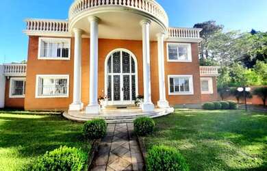 Imagem: A casa possui 3 Dormitórios, 1 Banheiro, 4 Vagas na garagem