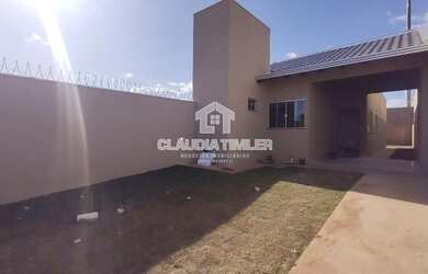 Imagem: A casa possui 3 Dormitórios, 2 Banheiros, 2 Vagas na garagem