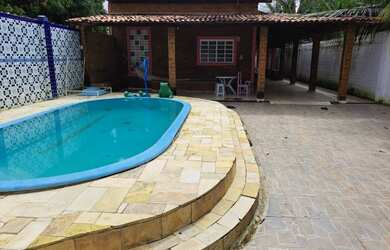 Imagem: A casa possui 3 Dormitórios, 3 Banheiros, 4 Vagas na garagem