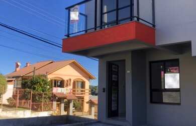 Imagem: A casa possui 2 Dormitórios, 1 Banheiro, 2 Vagas na garagem