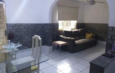 Imagem: A casa possui 4 Dormitórios, 2 Banheiros, 1 Vaga na garagem