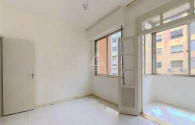 Imagem: A kitnet possui 1 Banheiro, 32m² de Área e está localizado