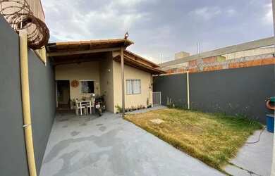 Imagem: A casa possui 3 Dormitórios, 2 Banheiros, 1 Vaga na garagem