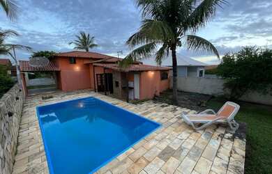 Imagem: A casa possui 2 Dormitórios, 2 Vagas na garagem e está localizado