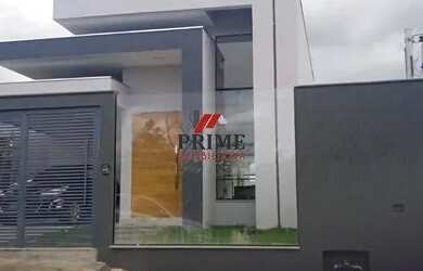 Imagem: A casa possui 3 Dormitórios, 2 Banheiros, 4 Vagas na garagem