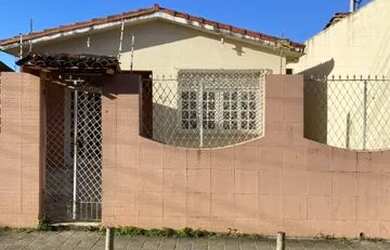 Imagem: A casa possui 3 Dormitórios, 2 Banheiros, 1 Vaga na garagem