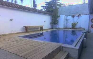 Imagem: A casa possui 4 Dormitórios, 3 Banheiros, 2 Vagas na garagem