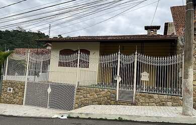 Imagem: A casa possui 4 Dormitórios, 3 Banheiros, 1 Vaga na garagem