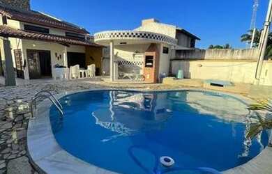 Imagem: A casa possui 4 Dormitórios, 5 Banheiros, 2 Vagas na garagem