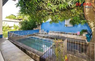 Imagem: A casa possui 3 Dormitórios, 2 Banheiros, 2 Vagas na garagem