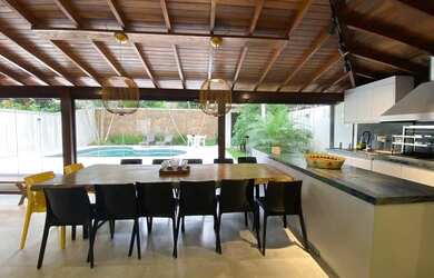 Imagem: A casa possui 3 Dormitórios, 3 Banheiros, 2 Vagas na garagem