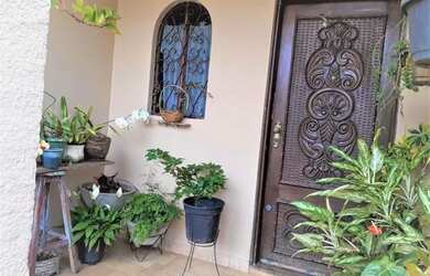 Imagem: A casa possui 3 Dormitórios, 1 Banheiro, 2 Vagas na garagem