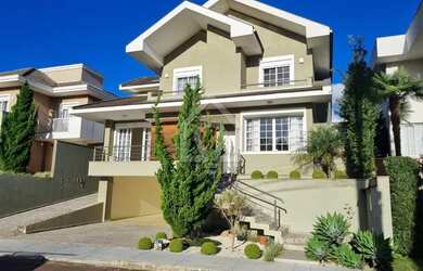 Imagem: A casa possui 4 Dormitórios, 5 Banheiros, 4 Vagas na garagem