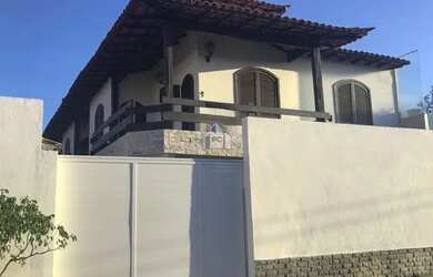 Imagem: A casa possui 3 Dormitórios, 1 Banheiro, 1 Vaga na garagem