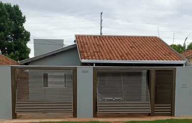Imagem: A casa possui 2 Dormitórios, 2 Banheiros, 2 Vagas na garagem