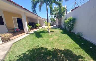 Imagem: A casa possui 4 Dormitórios, 5 Banheiros, 4 Vagas na garagem