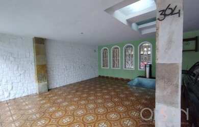 Imagem: A casa possui 4 Dormitórios, 2 Banheiros, 3 Vagas na garagem