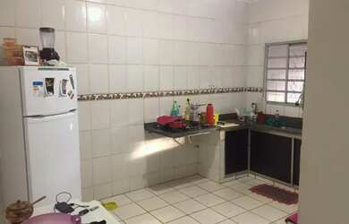 Imagem: A casa possui 3 Dormitórios, 2 Banheiros e está localizado