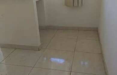 Imagem: A casa possui 1 Dormitório, 1 Banheiro, 1 Vaga na garagem e