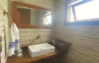 Imagem: A casa possui 4 Dormitórios, 5 Banheiros, 3 Vagas na garagem