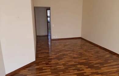 Imagem: A casa possui 3 Dormitórios, 2 Banheiros, 1 Vaga na garagem