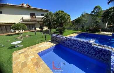 Imagem: A casa em condomínio possui 5 Dormitórios, 5 Banheiros, 500m²