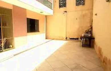 Imagem: A casa possui 4 Dormitórios, 3 Banheiros, 2 Vagas na garagem