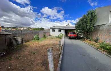 Imagem: A casa possui 3 Dormitórios, 1 Banheiro, 1 Vaga na garagem