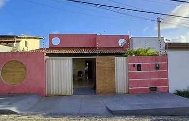 Imagem: A casa possui 3 Dormitórios, 3 Banheiros, 2 Vagas na garagem