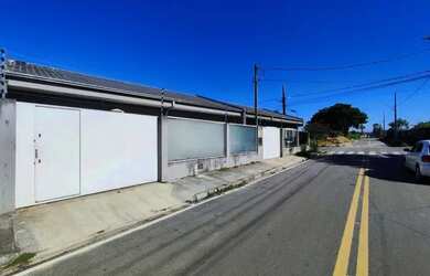 Imagem: A casa possui 3 Dormitórios, 1 Banheiro, 1 Vaga na garagem