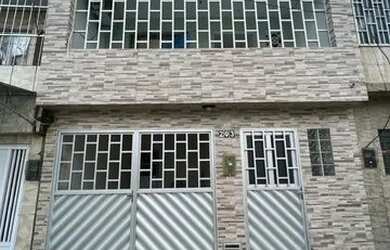 Imagem: A casa possui 3 Dormitórios, 2 Banheiros, 1 Vaga na garagem