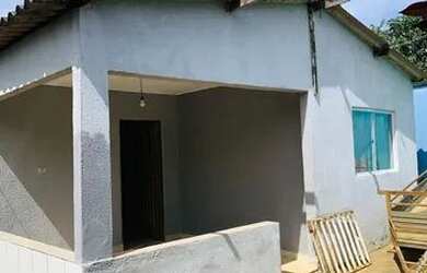 Imagem: A casa possui 3 Dormitórios, 1 Banheiro, 2 Vagas na garagem