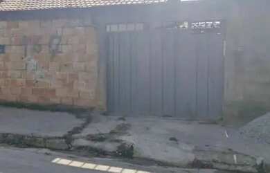 Imagem: A casa possui 3 Dormitórios, 2 Banheiros e 2 Vagas na garagem